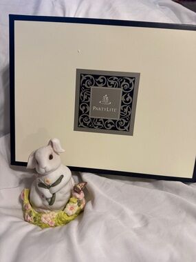 NIB Partylite White Ceramic Bunny Figurine with Green Floral Base
